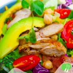 Frisse salade: Salade met kip, avocado en pompoenpitten